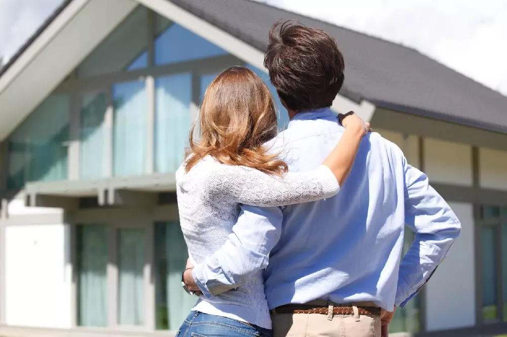couple qui regarde leur toiture realiser 